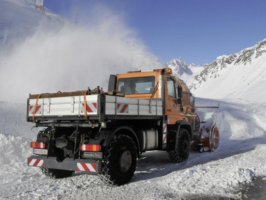  Mercedes-Benz Unimog U500 Road Service 2000 года  (фото 5 из 6)